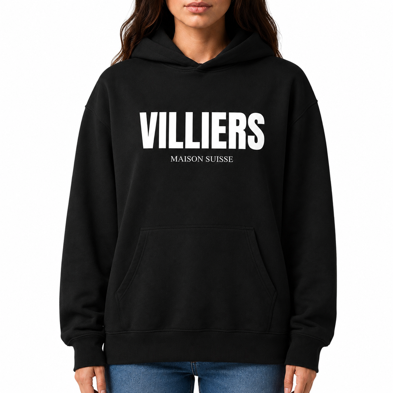 Damen Oversize Hoodie von VILLIERS MAISON SUISSE in Schwarz mit weißem Logo auf der Brust, getragen von einem Model in der Frontansicht.