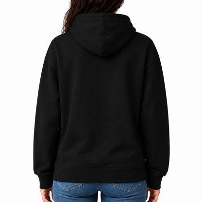 Damen Oversize Hoodie von VILLIERS MAISON SUISSE in Schwarz mit weißem Logo auf der Brust, getragen von einem Model in der Rückenansicht