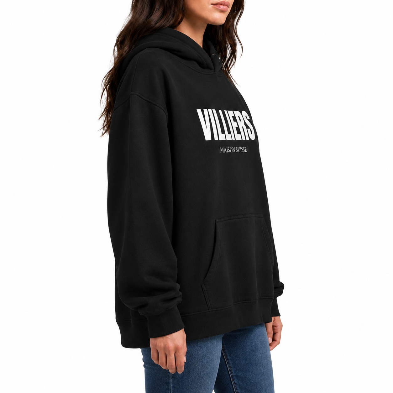 Damen Oversize Hoodie von VILLIERS MAISON SUISSE in Schwarz mit weißem Logo auf der Brust, getragen von einem Model in der Seitenansicht.