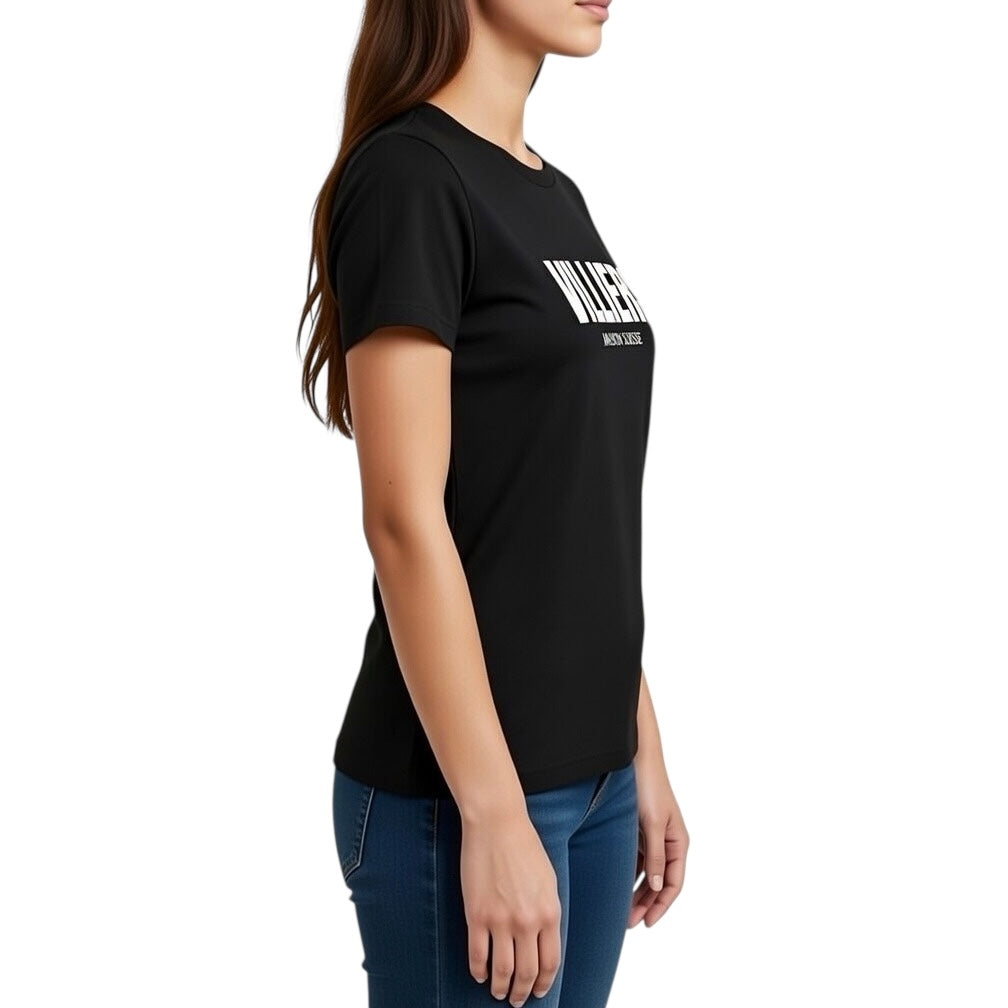 Damen T Shirt von VILLIERS MAISON SUISSE in Schwarz mit weissem Brustlogo, getragen von einem Model in seitlicher Ansicht.