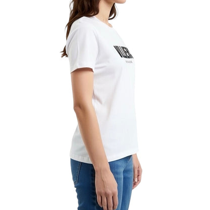 Damen T Shirt von VILLIERS MAISON SUISSE in Weiss mit schwarzem Brustlogo, getragen von einem Model in seitlicher Ansicht.