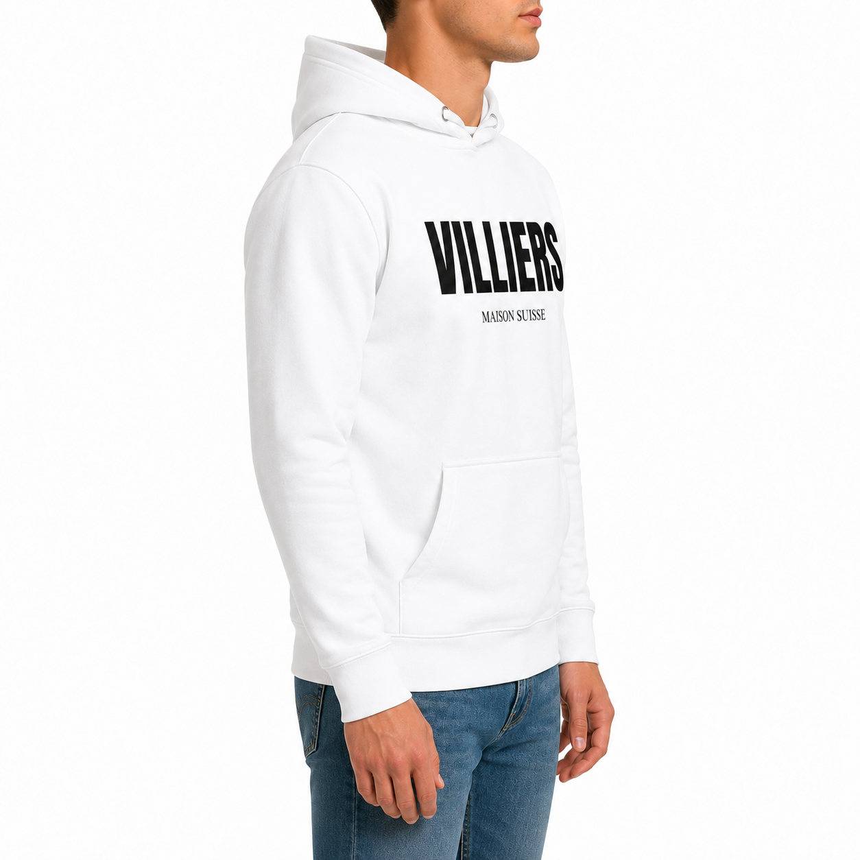Herren Premium Hoodie von VILLIERS MAISON SUISSE in Weiß mit schwarzem Logo auf der Brust, getragen von einem Model in der Seitenansicht.