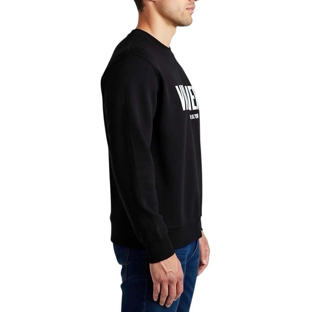 Herren Premium Sweatshirt von VILLIERS in Schwarz mit weißem Logo auf der Brust, getragen von einem Model in der Seitenansicht.