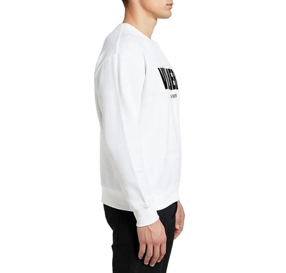 Herren Premium Sweatshirt von VILLIERS in Weiß mit schwarzem Logo auf der Brust, getragen von einem Model in der Seitenansicht.