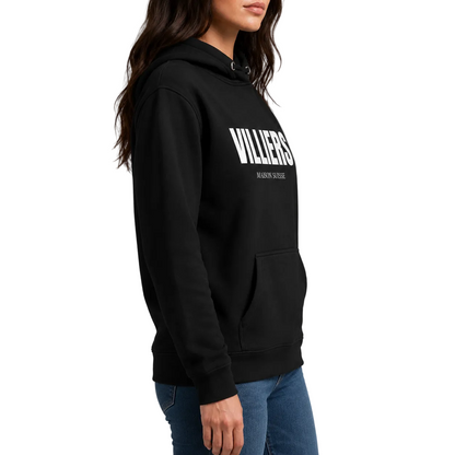 Premium Damen Hoodie von VILLIERS MAISON SUISSE in Schwarz mit weißem Logo auf der Brust, getragen von einem Model in der Seitenansicht.