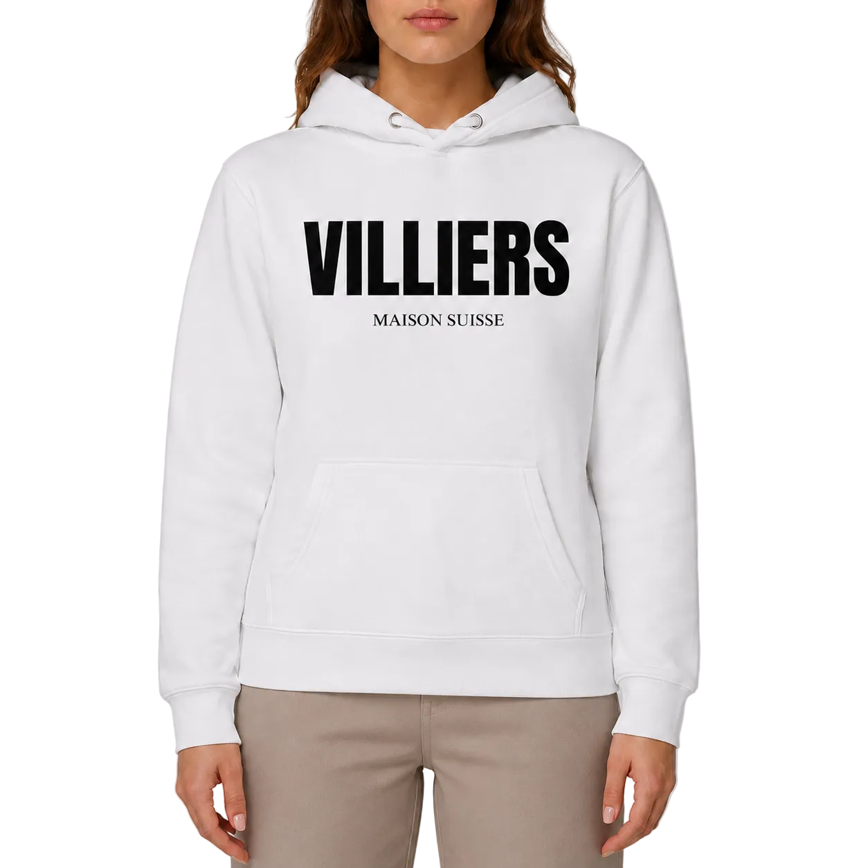 Premium Damen Hoodie von VILLIERS MAISON SUISSE in Weiß mit schwarzem Logo auf der Brust, getragen von einem Model in der Frontansicht.