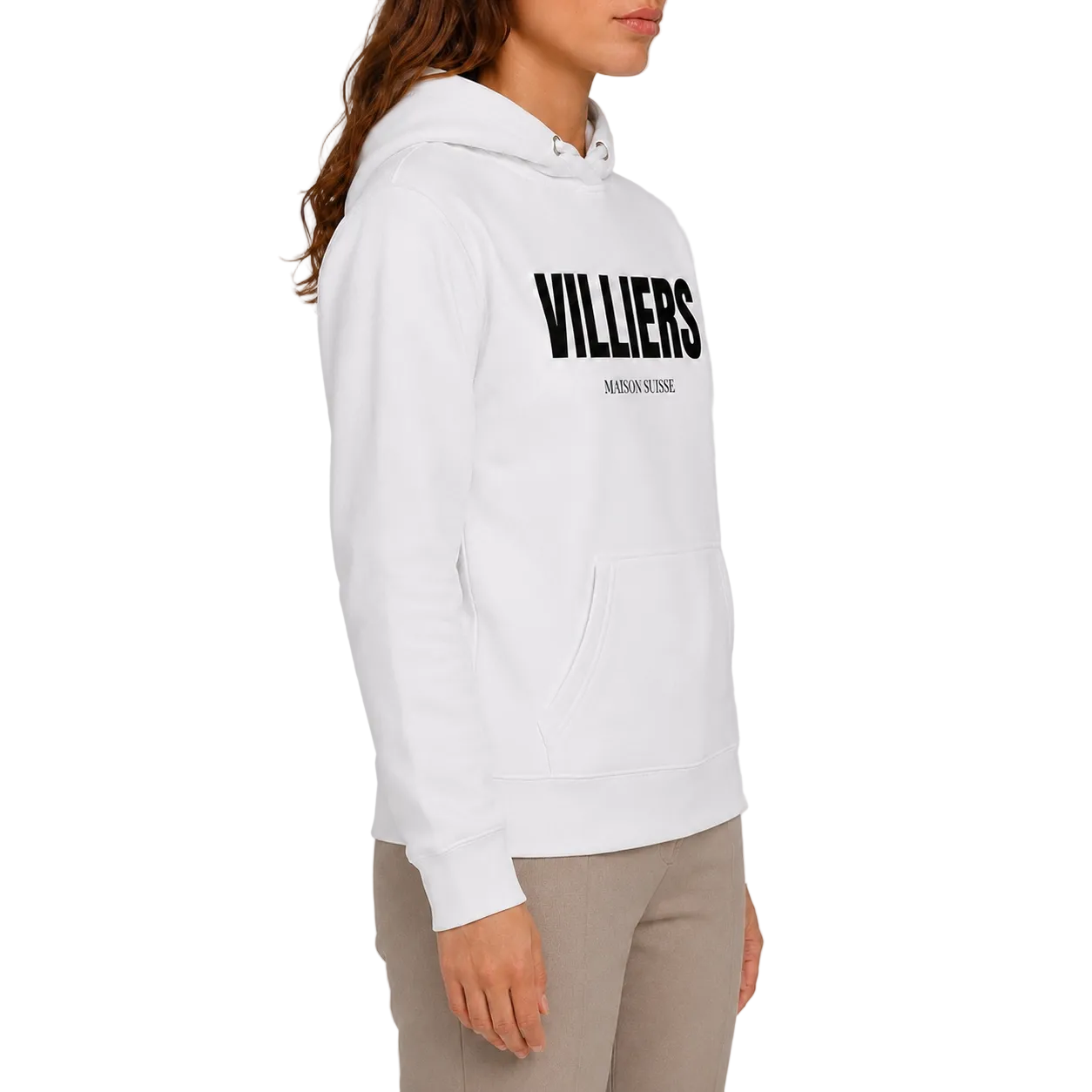 Premium Damen Hoodie von VILLIERS MAISON SUISSE in Weiß mit schwarzem Logo auf der Brust, getragen von einem Model in der Seitenansicht.