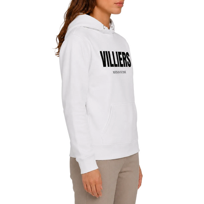 Premium Damen Hoodie von VILLIERS MAISON SUISSE in Weiß mit schwarzem Logo auf der Brust, getragen von einem Model in der Seitenansicht.